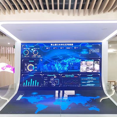 תצוגת LED עקומה גמישה ומעצימה את החיים הדיגיטליים באולמות קבלת קהל עירוניים